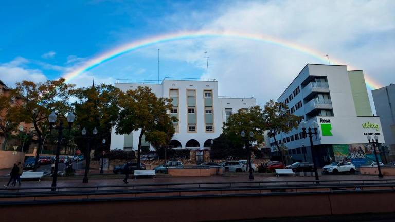 El arco iris al completo visto desde la Rambla Lluís Companys de Tarragona. Foto: Norián Muñoz