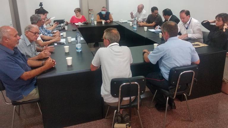 La reunió d’aquesta tardas’ha fet a l’ajuntament dels Garidells. Foto: Àngel Juanpere