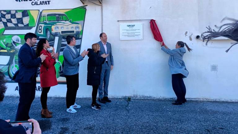 Instante en el que se estrena la placa conmemorativa en el circuit de Calafat. Foto: Iván Jérez