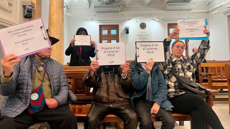 ‘Overbooking’ de protestes al ple de Reus: veïns de Mas Iglesias, treballadors de la funerària i artistes de carrer es queixen