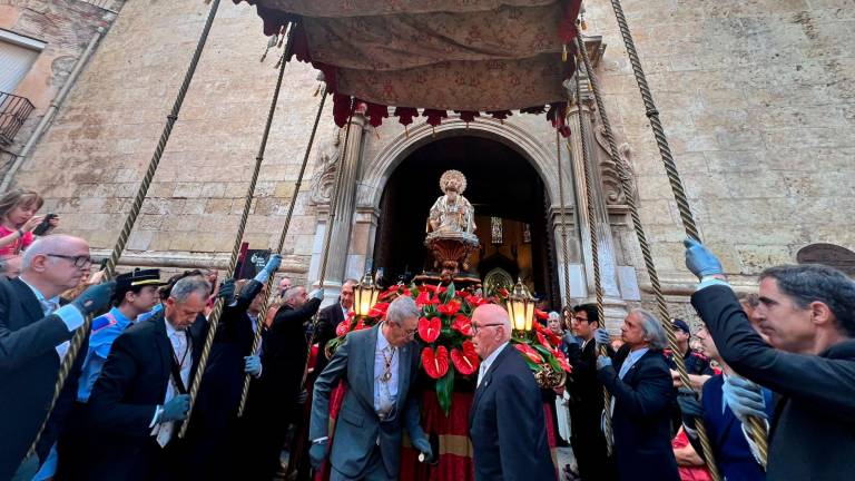 Pasades les vuit del vespre, la imatge de Sant Pere va sortir de la Prioral. Foto: A. González