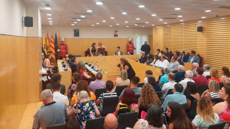 La sala de plenos se ha llenado par asistir al nombramiento del nuevo alcalde. Foto: J.Cabré