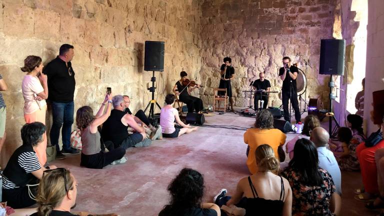 $!Leuclus, un proyecto de experimentación musical y poética, actuó ayer por la tarde en el profundis del Castell de Miravet. FOTO: DT
