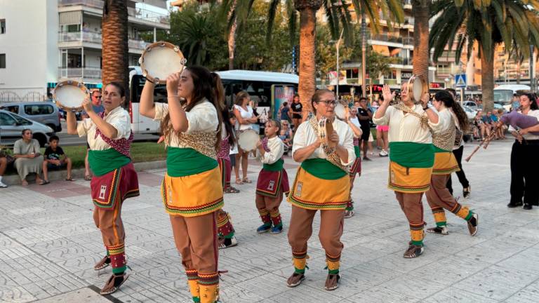 El paseo Jaume I se llenó de personas que disfrutaron del Seguici de Convidats. Foto: L.F.