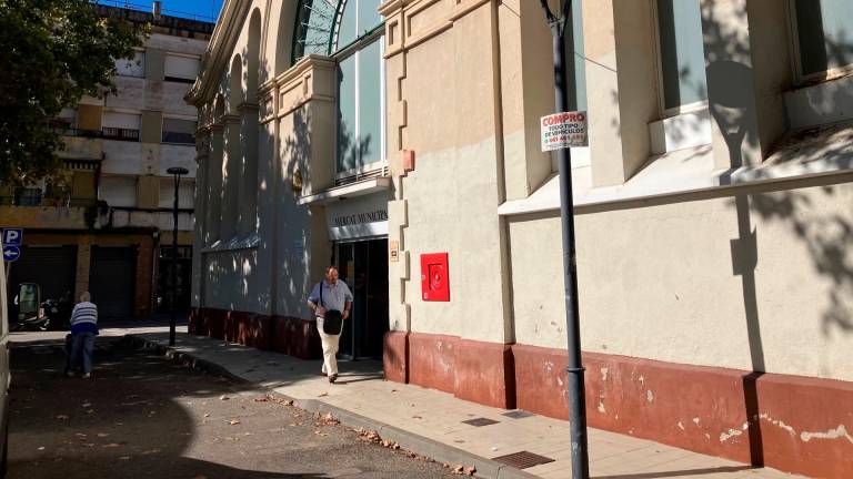 El mercado municipal está en centro histórico de El Vendrell en un edificio singular y catalogado. foto: JMB