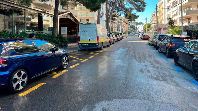 El joven cayó desplomado en la calle Valls de Salou, donde falleció. Foto: Alfredo González/DT