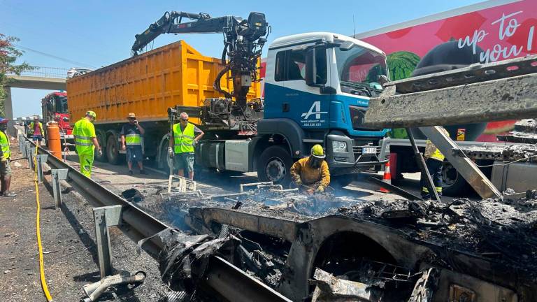 $!El caos de la AP-7 en Tarragona marcado por dos accidentes de camiones