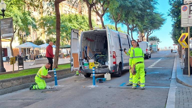 Las pilonas que se han instalado son flexibles, con lo que no hay problemas para que pasen los vehículos de emergencias. Foto: N.M.