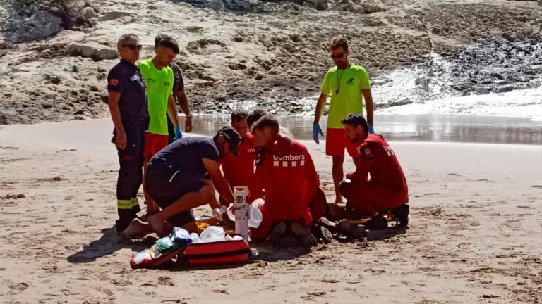 La reanimación de la víctima en la playa del Canyadell. Foto: cedida