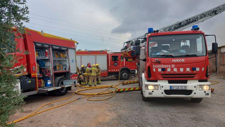 $!Se incendia una nave de almacenamiento de vehículos en Reus