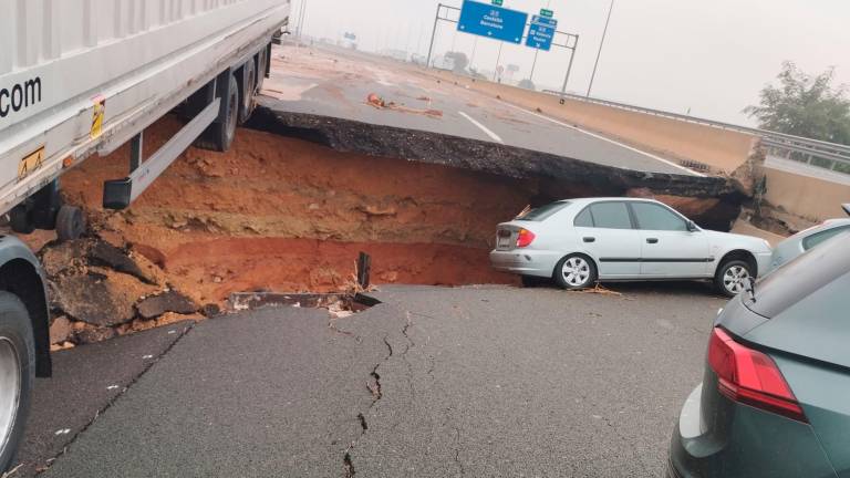 Estado en el que se encuentra el denominado 'Bypass de Valencia' de la A-7, sentido Alicante, a la altura de la salida hacia 336 la A-3, a causa de las fuertes tormentas caídas en la península. Foto: EFE