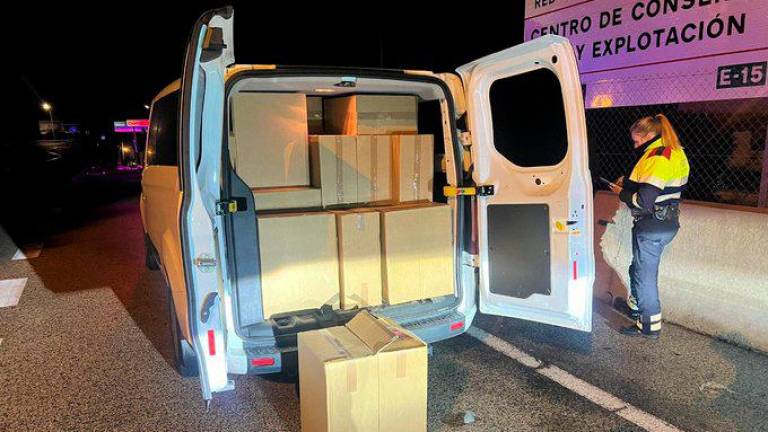 La furgoneta y las 74 cajas de cartón con los paquetes de tabaco han sido confiscados. Foto: CME