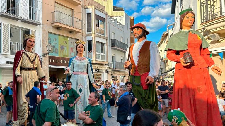 Los gegants de Cambrils en la plaza Catalunya ayer sábado. foto: MCG