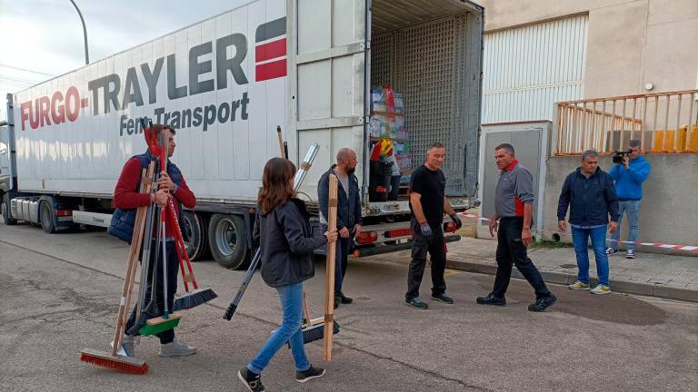 $!El Vendrell envía a Valencia un trailer y dos camiones de ayuda