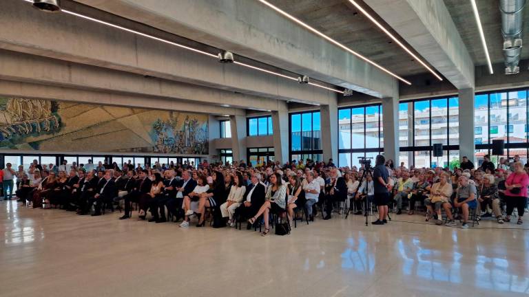 La inauguración ha reunido a decenas de personas, ansiosas por conocer el nuevo edificio. FOTO: LOURDES MEROÑO