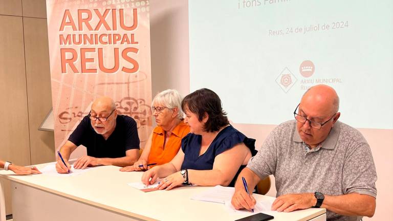 D’esquerra a dreta, Víctor Argilaga Tarragó, Natàlia Argilaga Tarragó, Montserrat Flores i Emili Argilaga Tarragó signant el contracte. FOTO: Alfredo González