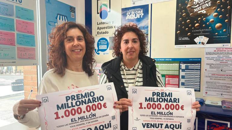 La administradora y una trabajadora, felices tras entregar el premio.