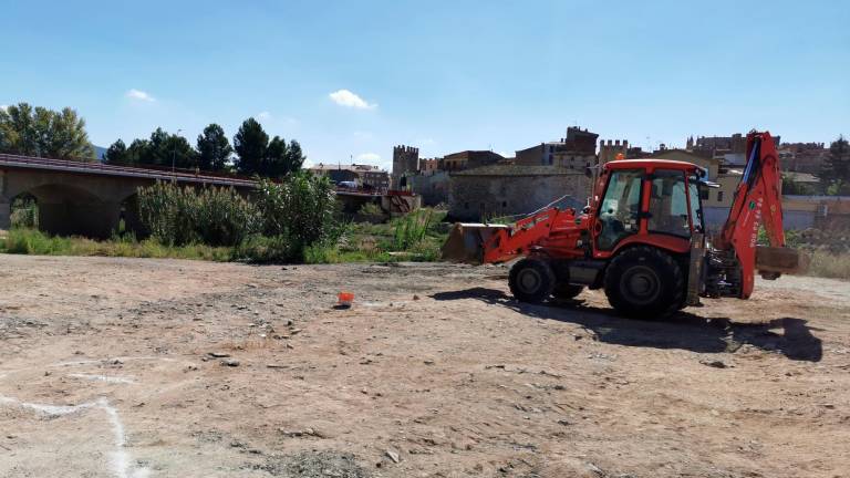 Imagen de archivo de una máquina excavadora trabajando en unas obras. FOTO: ÀNGEL JUANPERE/DT