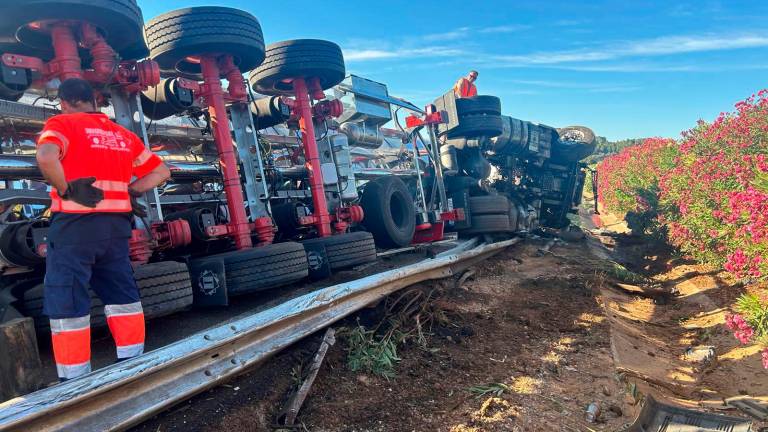 $!Tercer camión ‘caído’ en la AP-7 en Tarragona