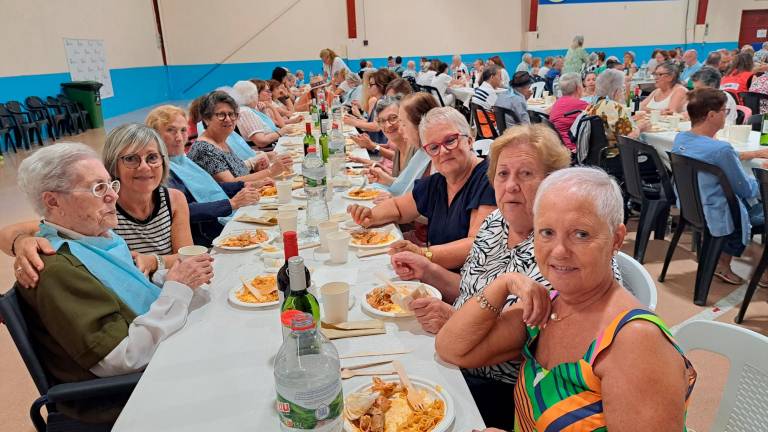 L’àpat va aplegar 550 persones a la pista del pavelló municipal convertida en menjador. foto: Joan Boronat