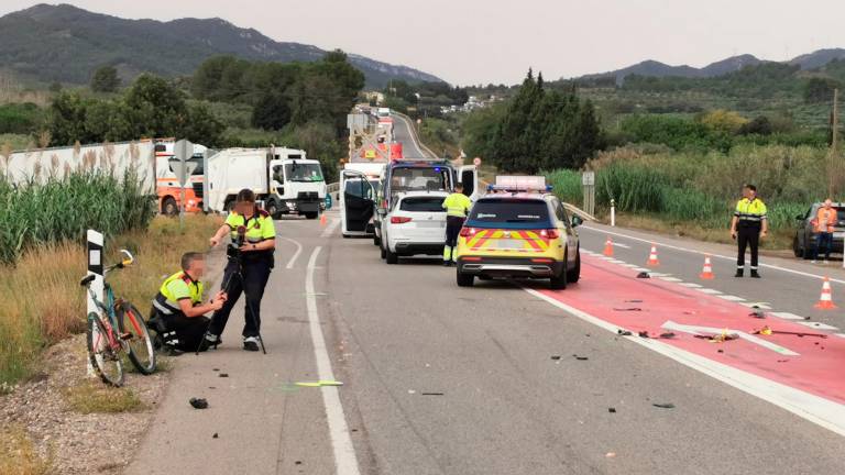 A la izquierda, la bicicleta que llevaba la víctima. Foto: Àngel Juanpere