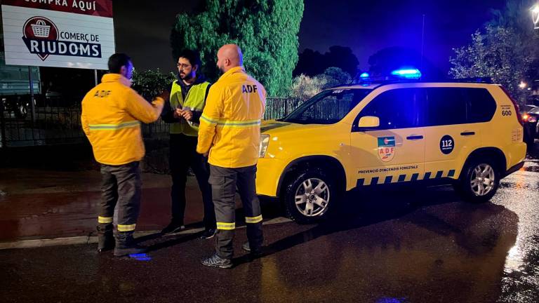 El alcalde de Riudoms, Ricard Gili, con ADF de Les Borges, durante la noche del viernes. Foto: Cedida