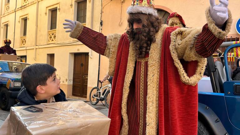 Joan Marc, uno de los niños que recibió la visita del rey Gaspar en Cambrils foto: MCG