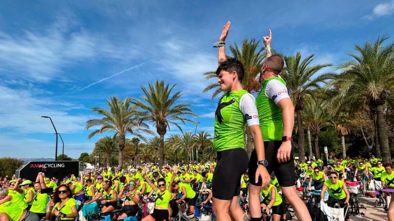 Una marea de aficionados al ‘spinning’ pedalean durante cuatro horas en Cambrils. foto: MCG