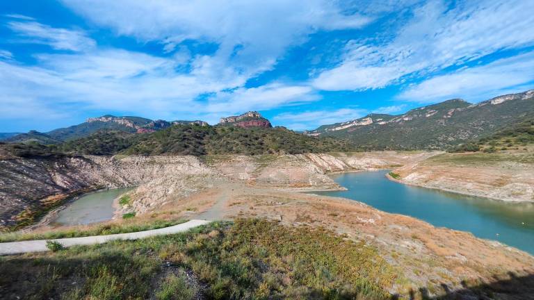 Estado del pantano de Siurana este verano, actualmente, por debajo del 1% de su capacidad. foto: cedida/Ajuntament de Cornudella de Montsant