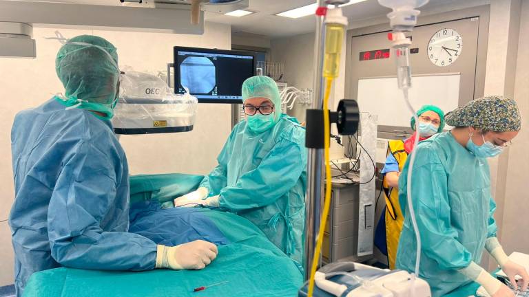 Médicos del Hospital de Tortosa implantando un marcapasos con estimulación de la rama izquierda. Foto: ICS Terres de l’Ebre