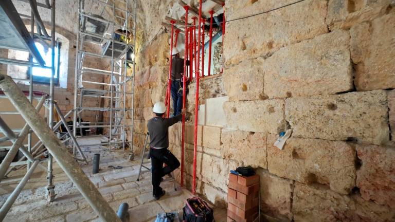 Los operarios trabajando en el interior de la Sala del Sarcòfag d’Hipòlit. Foto: N.R.