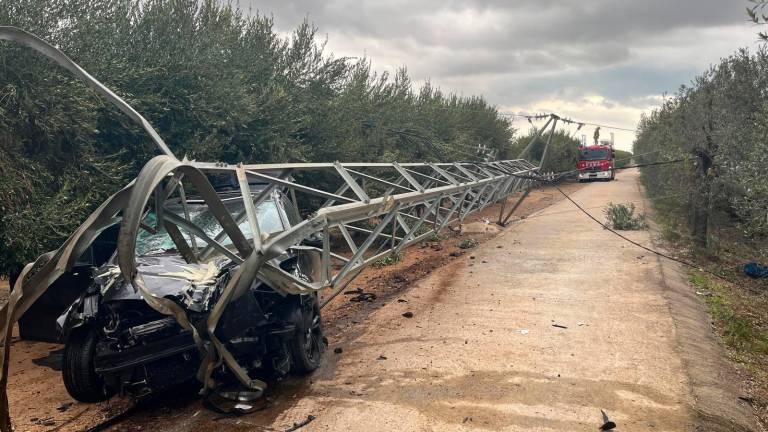 El coche ha quedado encastado en la base de la torre eléctrica. Foto: cedida