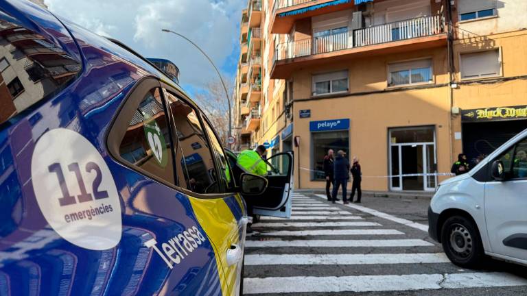 Imagen de un coche de la policía de Terrassa después de un incidente con arma blanca. Foto: ACN