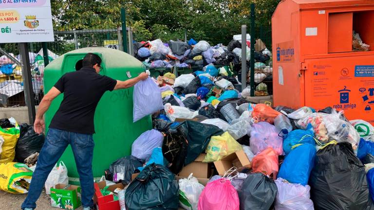 $!Los vecinos ya acumulan en sus casas las basuras durante días. FOTO. JMB