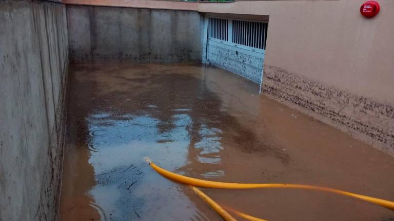 Un parking inundado en Mont-roig del Camp. Foto: Bombers