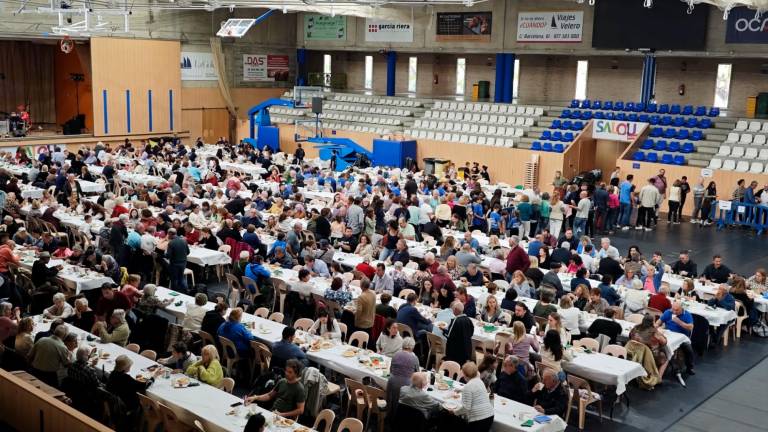 La pista del pabellón municipal de Salou Centre, convertida en un gran salón para 800 vecinos. Foto: Aj. Salou