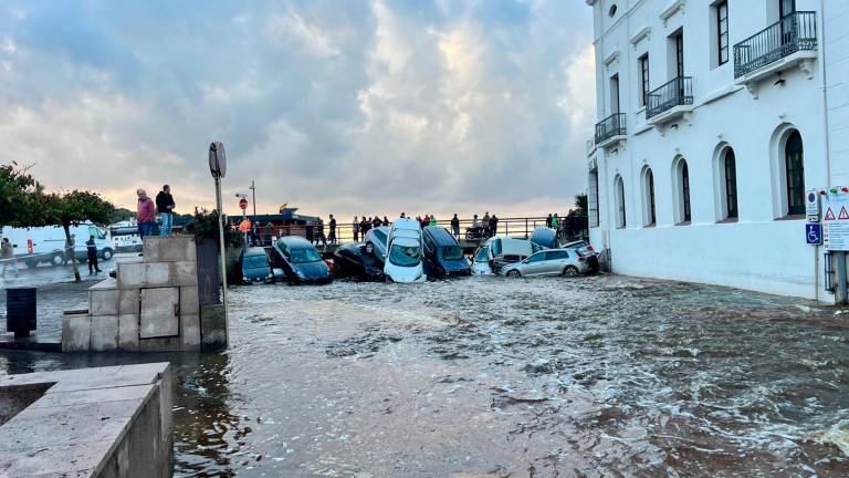 Imagen de los coches arrastrados por el agua en Cadaqués. Foto: ACN