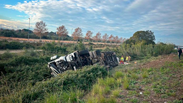 $!El camión volcado. Foto: DT