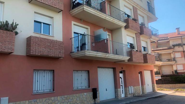 L’apartament de la víctima, al primer pis, amb la persiana del balcó aixecada. Foto: M. Millan