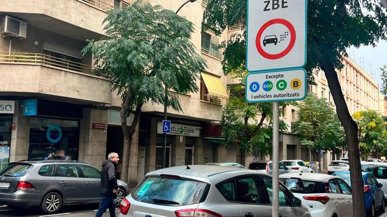 La senyalització de la Zona de Baixes Emissions, que arrencarà en proves al gener i no culminarà fins al 2028, ja està als carrers. Foto: A. González