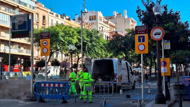 Operarios este mediodía colocando la señalización. Foto: N.M.