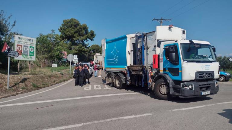 Un camión reculando tras no haber podido acceder a la planta. Foto: Mónica Pérez