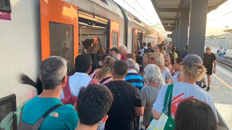 La estación de Cunit en un día de saturación de viajeros.