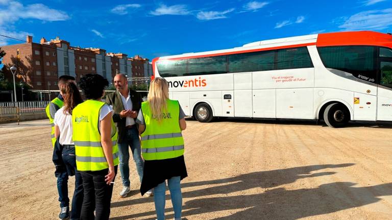 El alcalde, Vale Pino (PSC), esta mañana en el parking adaptado junto a la estación de tren. Foto: Anna F. - Aj. Torredembarra