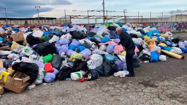 Un vecino deja la basura en el área de emergencia de L’Arboç. FOTO: JMB