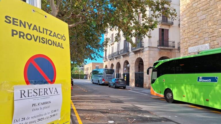 $!Los autobuses del operativo están aparcados en la Plaça dels Carros. Foto: Norián Muñoz