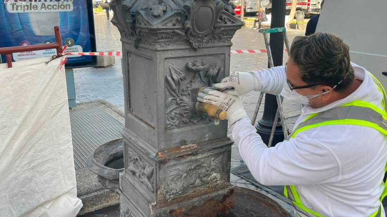 Tareas de mejora de una fuente en la Rambla Nova. Foto: Ajuntament de Tarragona