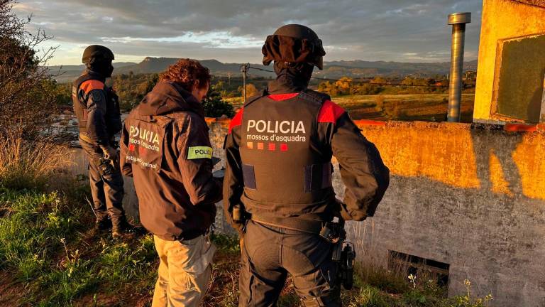 Imagen de uno de los registros que están llevando a cabo los Mossos d’Esquadra. Foto: X