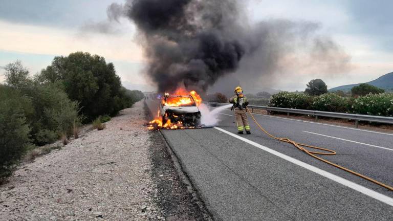 Un bombero apagando el fuego. Foto: Bombers de la Generalitat