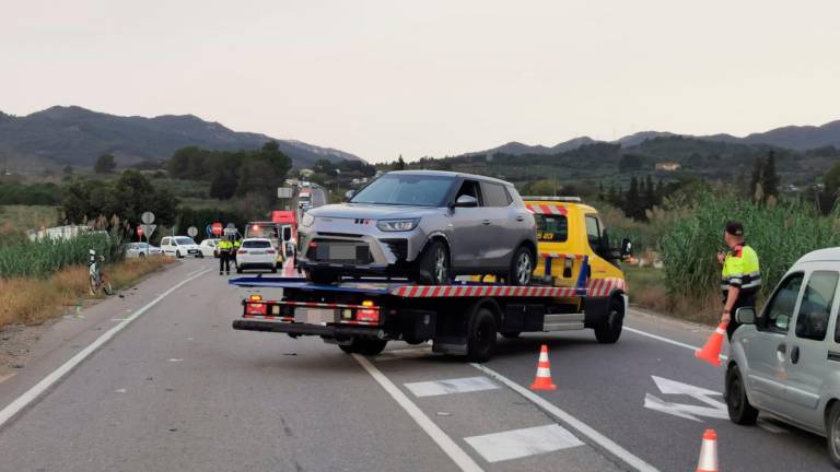 Imagen del momento en que la grúa ha retirado el vehículo que ha atropellado al ciclista. Foto: À. Juanpere